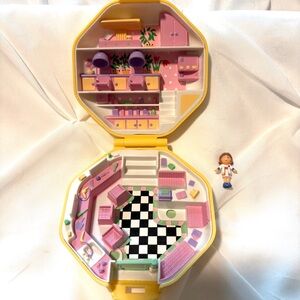 Polly Pocket Polly’s Hair Salon. Made in 1990 by Blue Bird.